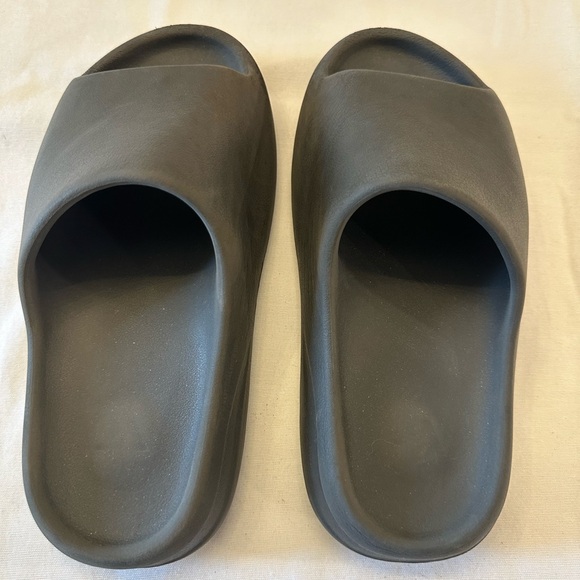 Men’s Yeezy slides size 9 - Picture 3 of 6
